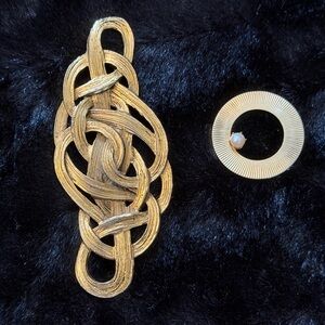 Vintage Elegant Gold Tone Signed Mr We Knot Brooch & Faux? Pearl Accent Pin